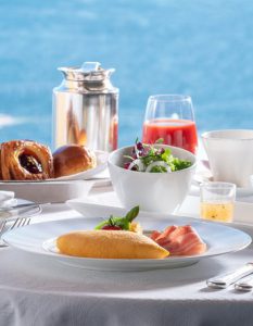 絶景と美食が織りなす新基準。鹿児島で今最も予約が取れない「ザ ベイ スイート 桜島 テラス」の変貌と、旅人が惹きつけられる理由